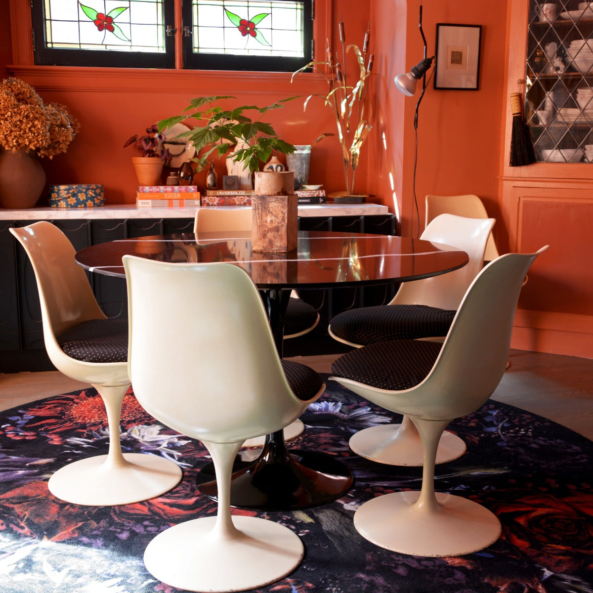 Black Calacatta Quartz | Tulip Dining Table - Round